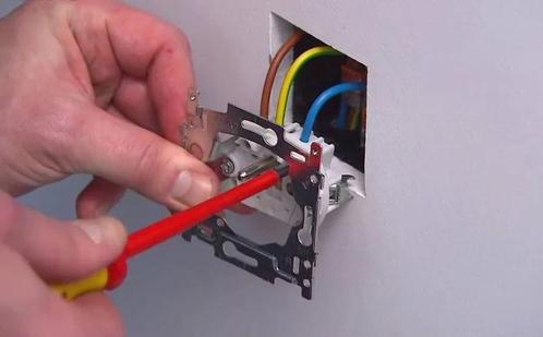 Lamp ophangen? Schakelaar stuk? Stuur mij!, Doe-het-zelf en Bouw, Gereedschap | Freesmachines, Ophalen of Verzenden