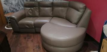 Salon d'angle en cuir & pouf  beschikbaar voor biedingen