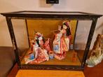 Vintage vitrinekast met 2 Japanse Geisha poppen, Antiek en Kunst, Curiosa en Brocante, Ophalen