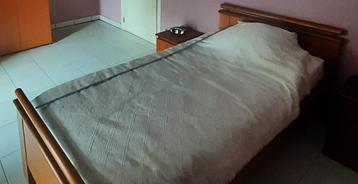 Bed + nachtkastje + Matras beschikbaar voor biedingen