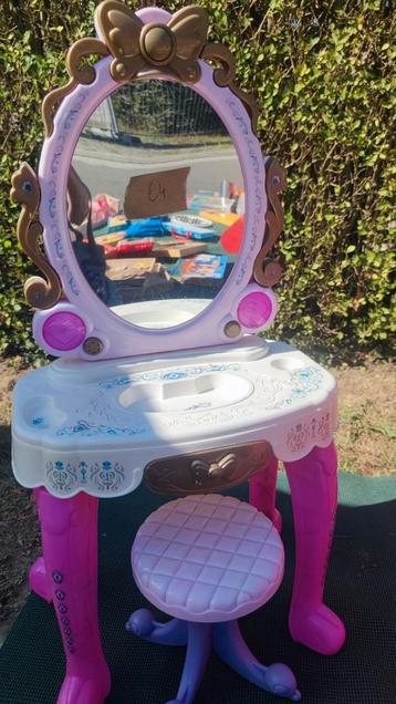Make-up tafeltje  beschikbaar voor biedingen