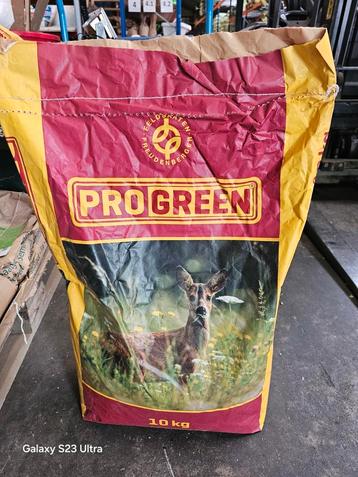 Wa10  Volle zakken progreen voor wild en reeen beschikbaar voor biedingen
