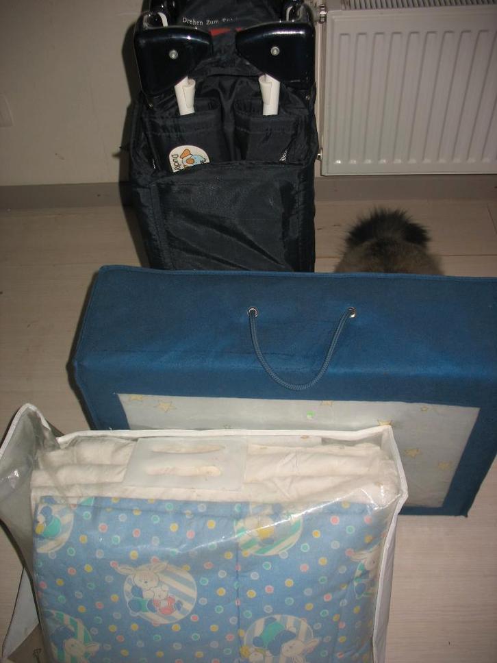 Babyspulletjes  en opvouwbaaar babybedje (donker blauw), Kinderen en Baby's, Kinderkamer | Bedden, Gebruikt, Minder dan 140 cm