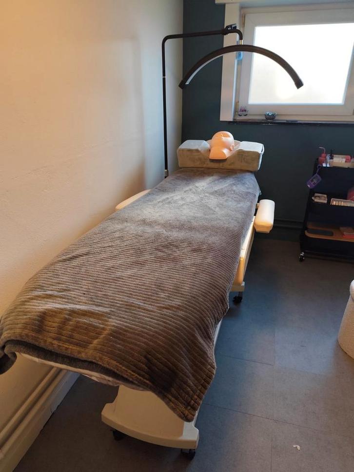 Behandelstoel met toebehoren voor wimperextensions, Handtassen en Accessoires, Uiterlijk | Gezichtsverzorging, Zo goed als nieuw