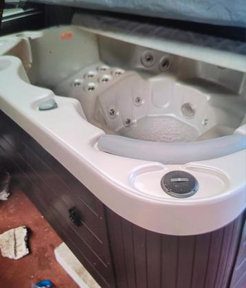 Jacuzzi wellis DEMO MODEL livraison/installé/garanti gratuit disponible aux enchères