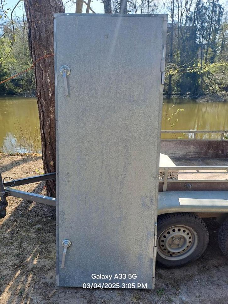 Porte en métal galvanisé avec cadre, Bricolage & Construction, Châssis & Portes coulissantes, Utilisé, Métal, Enlèvement