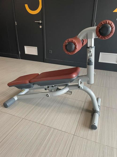 Technogym decline abdominal bench, Sport en Fitness, Fitnessapparatuur, Zo goed als nieuw, Overige typen, Borst, Buik, Rug, Metaal