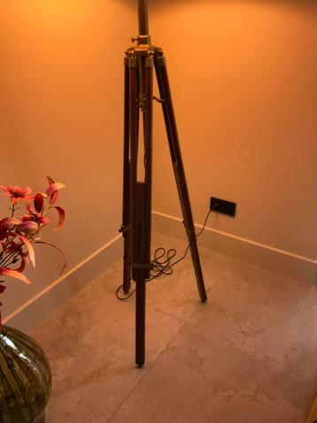 Staande vloerlamp beschikbaar voor biedingen