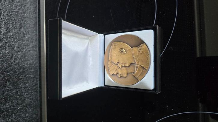 Bronzen medaille kroning Koning Filip, Verzamelen, Speldjes, Pins en Buttons, Zo goed als nieuw, Ophalen of Verzenden