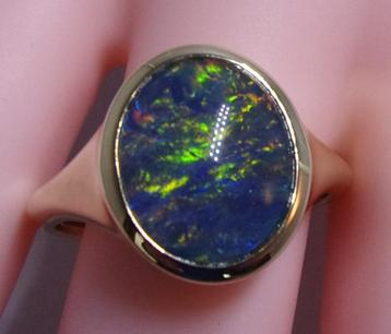 Unieke geelgouden ring met Australische Opaal beschikbaar voor biedingen