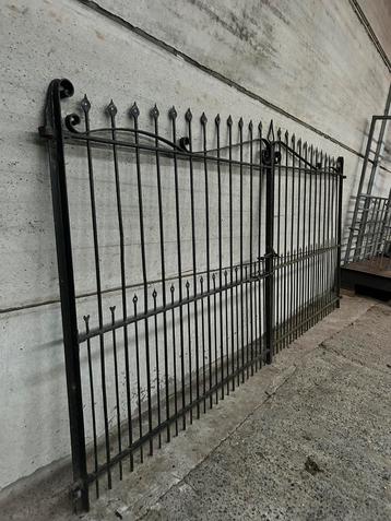 Mooie grote dubbele vol smeedijzeren poort of hekken  beschikbaar voor biedingen