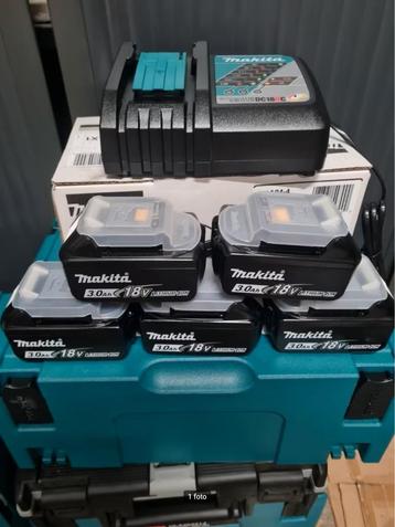 Nieuwe en gebruikte Makita 18v batterijen en opladers beschikbaar voor biedingen