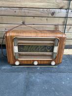 Een heel oude radio ( Antiek). Hoogste bieder koopt hem!, Audio, Tv en Foto, Radio's, Ophalen of Verzenden, Zo goed als nieuw
