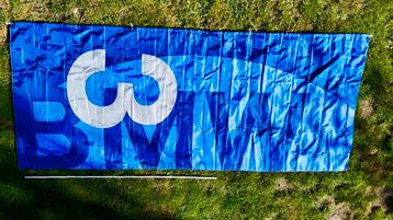 Grote BMW 3  vlag beschikbaar voor biedingen