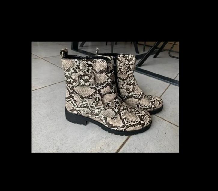 Snakeskin print boots (size 40) NEW, Kleding | Dames, Schoenen, Nieuw, Lage of Enkellaarzen, Grijs, Ophalen of Verzenden