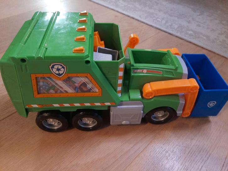 ZGAN Gerecyclede vrachtwagen + puppy Rocky - PAW PATROL, Kinderen en Baby's, Speelgoed | Actiefiguren, Verzenden
