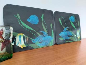 2 kleurrijke vintage schilderijen op hardboard beschikbaar voor biedingen