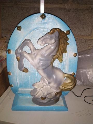 Gipslamp met paard  beschikbaar voor biedingen
