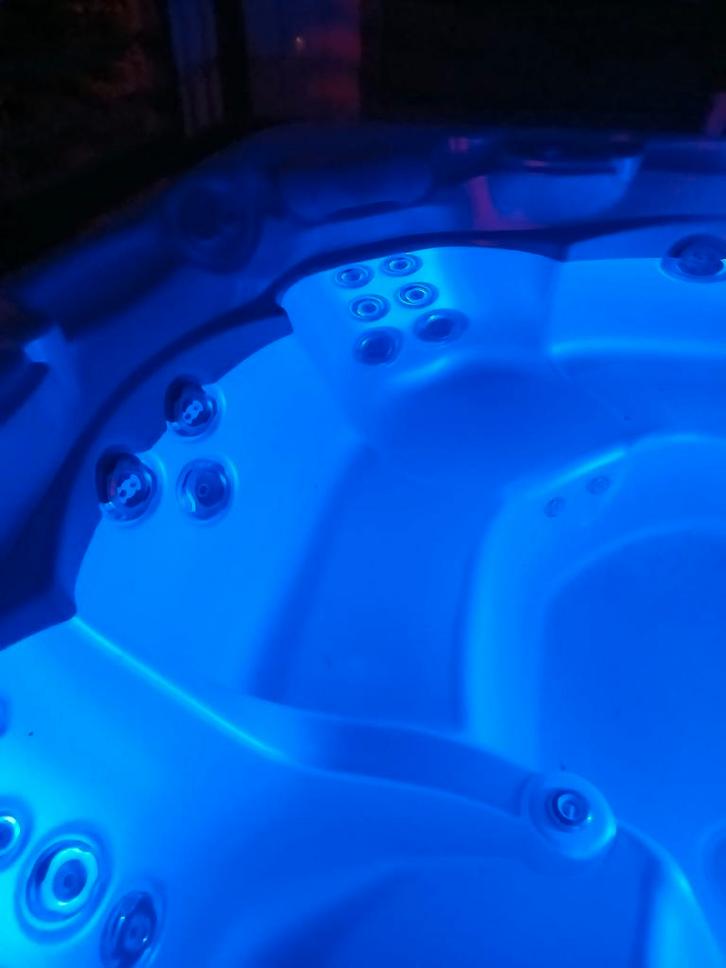 Jacuzzi. Gratis geleverd geplaatst, Tuin en Terras, Zwembad-toebehoren, Zo goed als nieuw, Ophalen of Verzenden