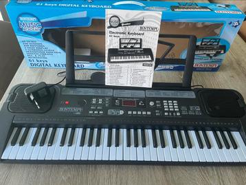 Keyboard 61 keys, originele verpakking met adapter beschikbaar voor biedingen