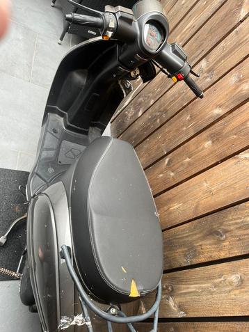 Fly scooter te koop – voor onderdelen of herstelling. beschikbaar voor biedingen