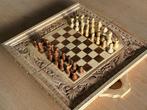 Handgesneden houten schaak- & backgammonset in koffer, Antiek en Kunst, Ophalen