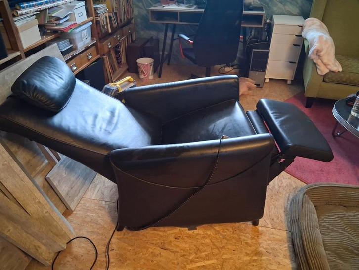 Elektrische lederen relax fauteuil met sta op functie ., Huis en Inrichting, Fauteuils, Gebruikt, Leer, Ophalen