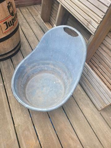 Oude gegalvaniseerde badkuip  beschikbaar voor biedingen