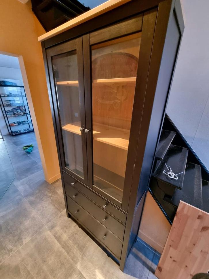 Ikea hemnes vitrinekast, Maison & Meubles, Armoires | Vitrines, Utilisé, 150 à 200 cm, 50 à 100 cm, 25 à 50 cm, Avec tiroir(s)