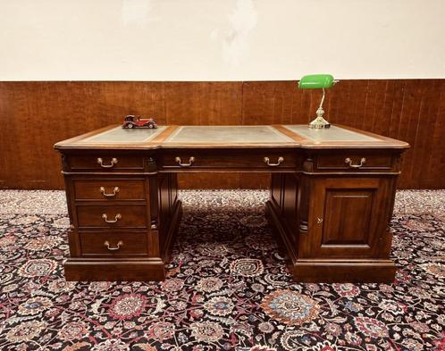 Klassiek Engels Chesterfield Bureau Partnerdesk, Antiek en Kunst, Antiek | Kantoor en Zakelijk, Ophalen of Verzenden