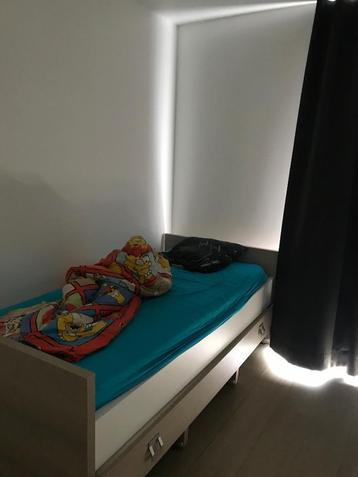 Bed met logeerlade en nieuwe matras  beschikbaar voor biedingen