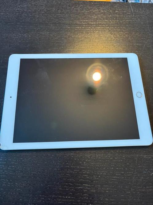 Ipad 5de generatie (2017), Computers en Software, Apple iPads, Gebruikt, Apple iPad, Wi-Fi, 10 inch, 32 GB, Zilver, Ophalen