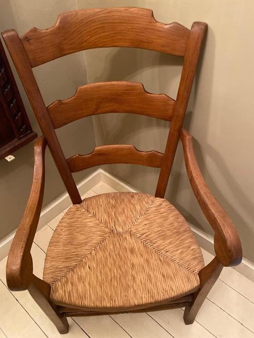 Rustieke houten armstoel met rieten zitting, Antiek en Kunst, Antiek | Meubels | Stoelen en Sofa's, Ophalen