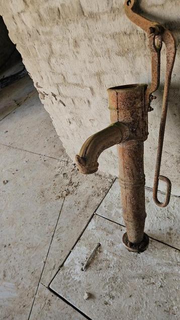 Antieke waterpomp in gietijzer