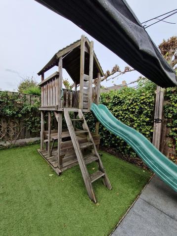 Houten speeltoestel met rondzit en tafel en glijbaan beschikbaar voor biedingen