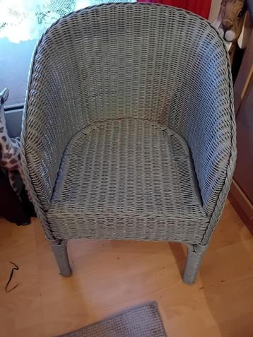 fauteuil en osier beschikbaar voor biedingen