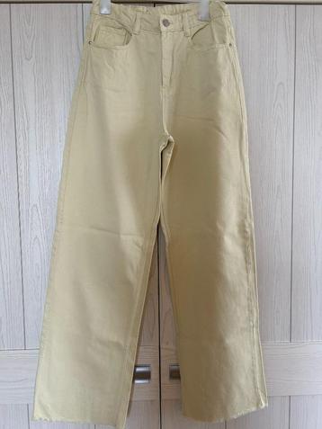 Gele broek beschikbaar voor biedingen