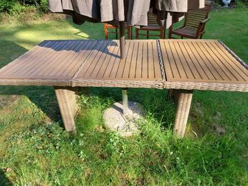 tuintafel met vlechtwerk  beschikbaar voor biedingen
