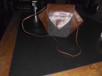 Heel mooie Kipling schouder/heuptas in heel goede staat, met, Enlèvement ou Envoi, Comme neuf, Brun, Sac à bandoulière