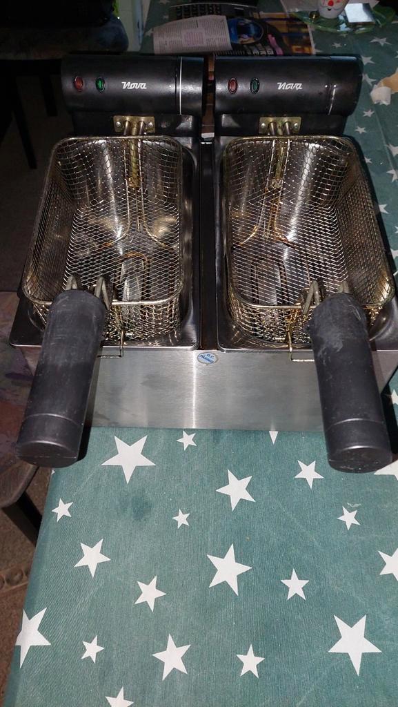 Dubbele friteuse NOVA  2 x 2000 W, Elektronische apparatuur, Frituurpannen, Gebruikt, 2 tot 3 liter, Duo-friteuse, Uitneembare binnenpan