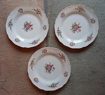Vintage: 3 très belles assiettes plates motifs floraux Neuf, Enlèvement, Comme neuf, Assiettes(s)