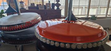 Twee space age hanglampen beschikbaar voor biedingen