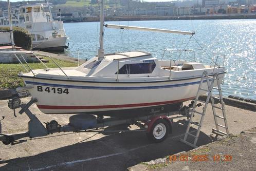 bateau de pêche, Watersport en Boten, Vis- en Consoleboten, Zo goed als nieuw, Tot 10 pk, 3 tot 6 meter, Benzine, Buitenboordmotor