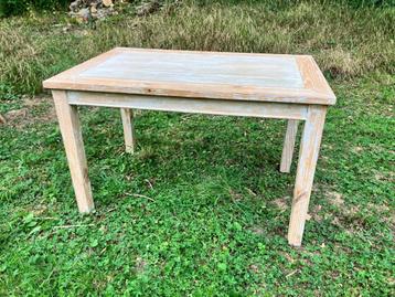 massief houten tafel beschikbaar voor biedingen