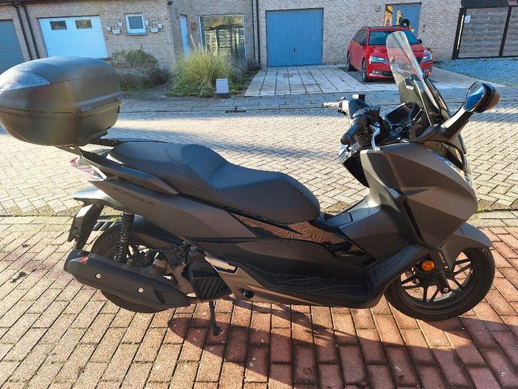 FORZA 125 - 9910 KM - 1 ste EIGENAAR - NIEUWSTAAT ! ! !, Motos, Motos | Honda, Particulier, Scooter, jusqu'à 11 kW, 1 cylindre