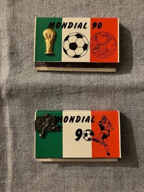 2 lucifer etuis.  Mondial Voetbal in Italie 1990, Verzamelen, Rookartikelen, Aanstekers en Luciferdoosjes, Zo goed als nieuw, Luciferdoosjes of -merken