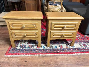 Paire de tables de nuit en bois massif – style vintage beschikbaar voor biedingen