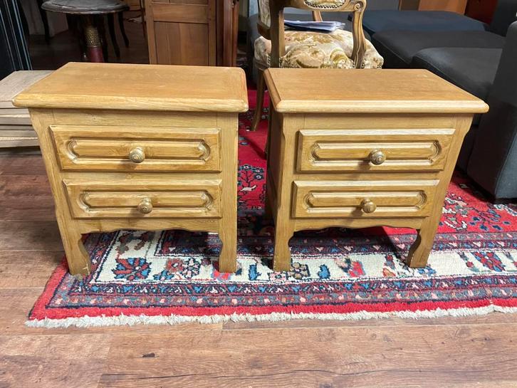Paire de tables de nuit en bois massif – style vintage, Antiek en Kunst, Antiek | Meubels | Kasten, Ophalen