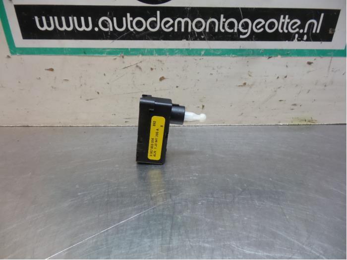 Moteur phare d'un Volkswagen Caddy (Caddy 04-), Autos : Pièces & Accessoires, Éclairage, Volkswagen, Utilisé, Enlèvement ou Envoi