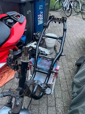 yamaha aerox a klasse frame (GEZOCHT)!! beschikbaar voor biedingen